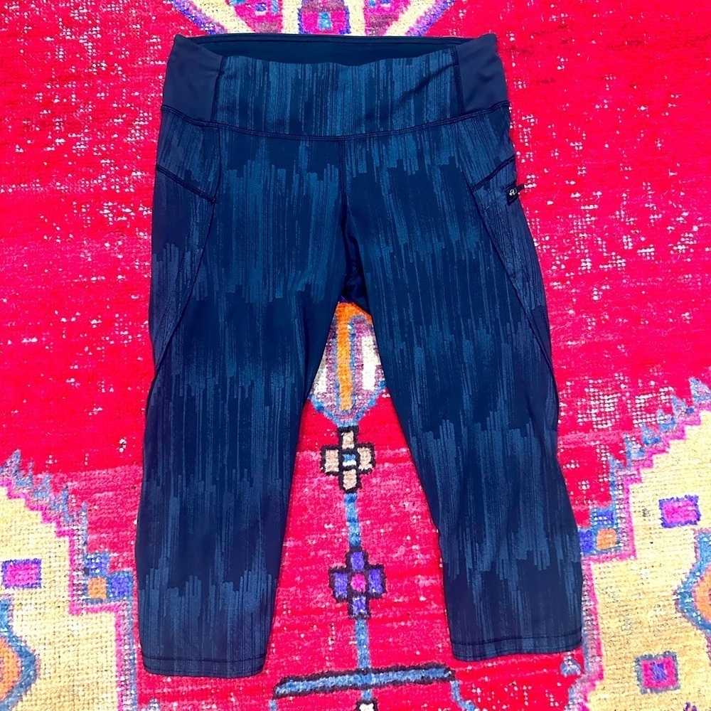 LULULEMON grey/black cropped printed leggings sz 6